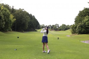 ゴルフをする女性スイング